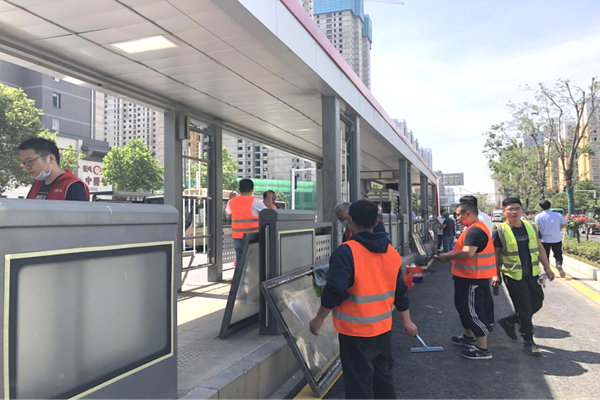 中共鄭州赫喆文化傳播有限公司黨支部組織學(xué)習(xí)“三項工程一項管理”實(shí)施意見開展“BRT站臺環(huán)境設(shè)施改造”主題活動